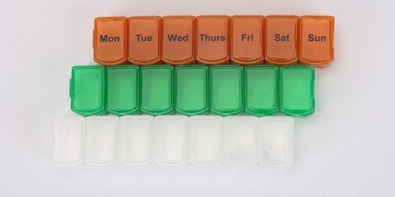 A week multi-function cabinet shape pill container 4 times daily, Random color plastic pill containers 7 compartments dr